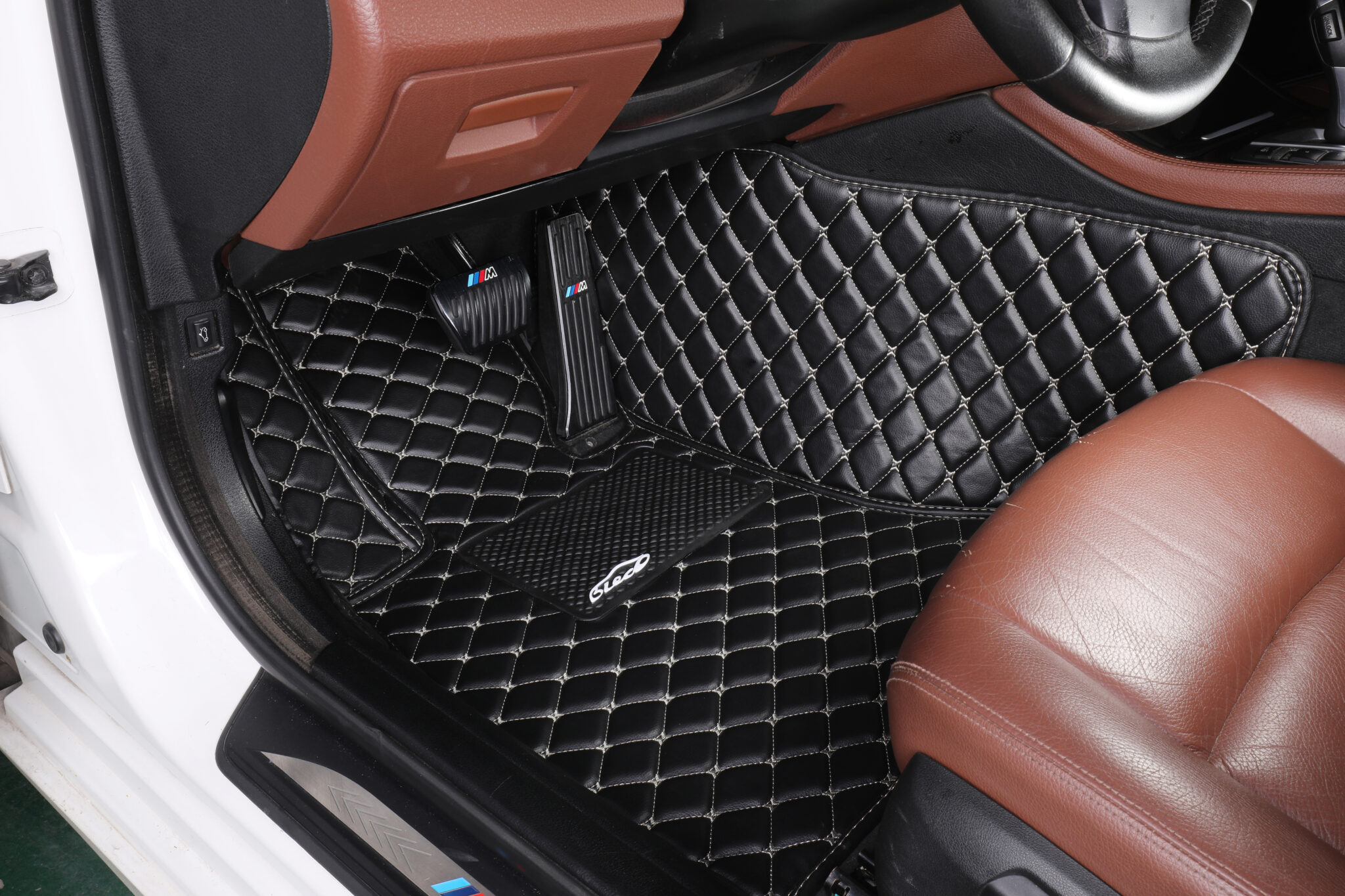 تلبيسات ارضية سيارات